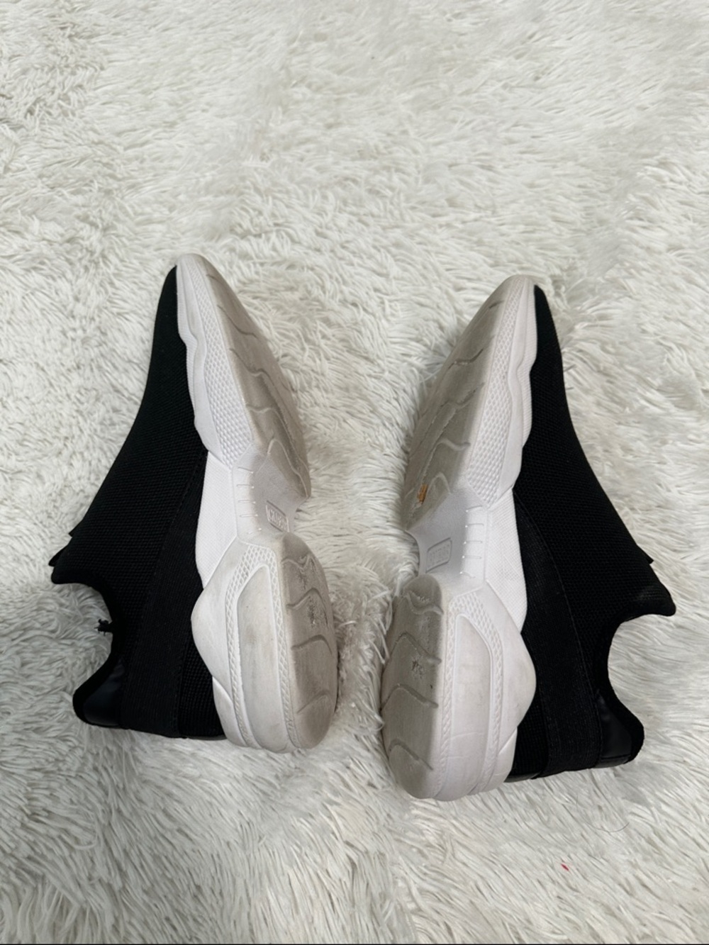 👛 Guess Slip On Sneakers - Picture 4 of 6